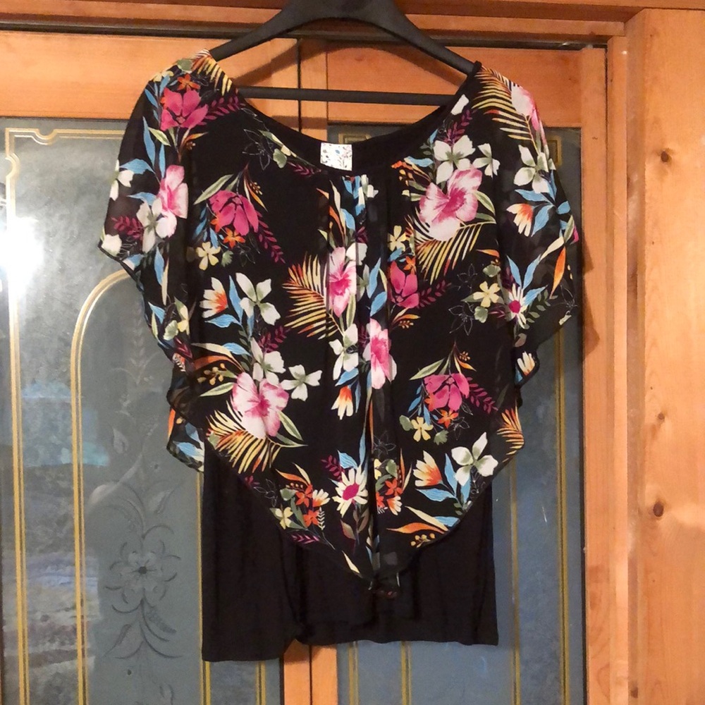 Naïf size medium flowy summer floral top blouse